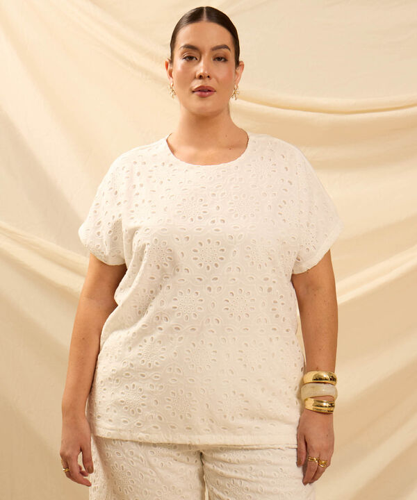 Blusa de Manga Corta en Ojalillo para Mujer Curvy image number null