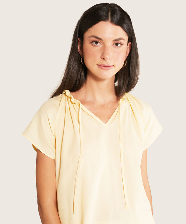 Blusa Manga Corta Con Ruche En Cuello image number null