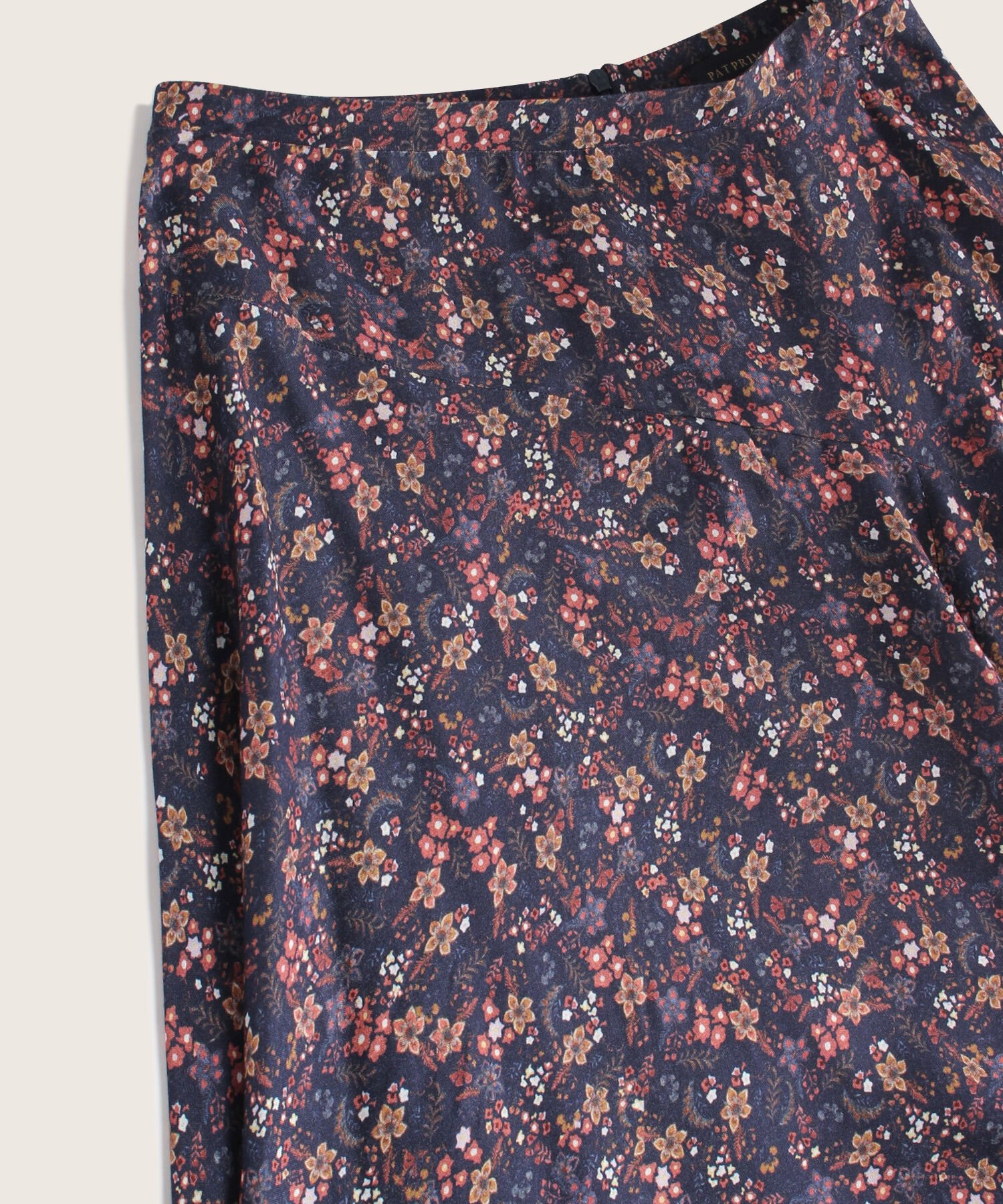 Falda Estampada Con Nesgas