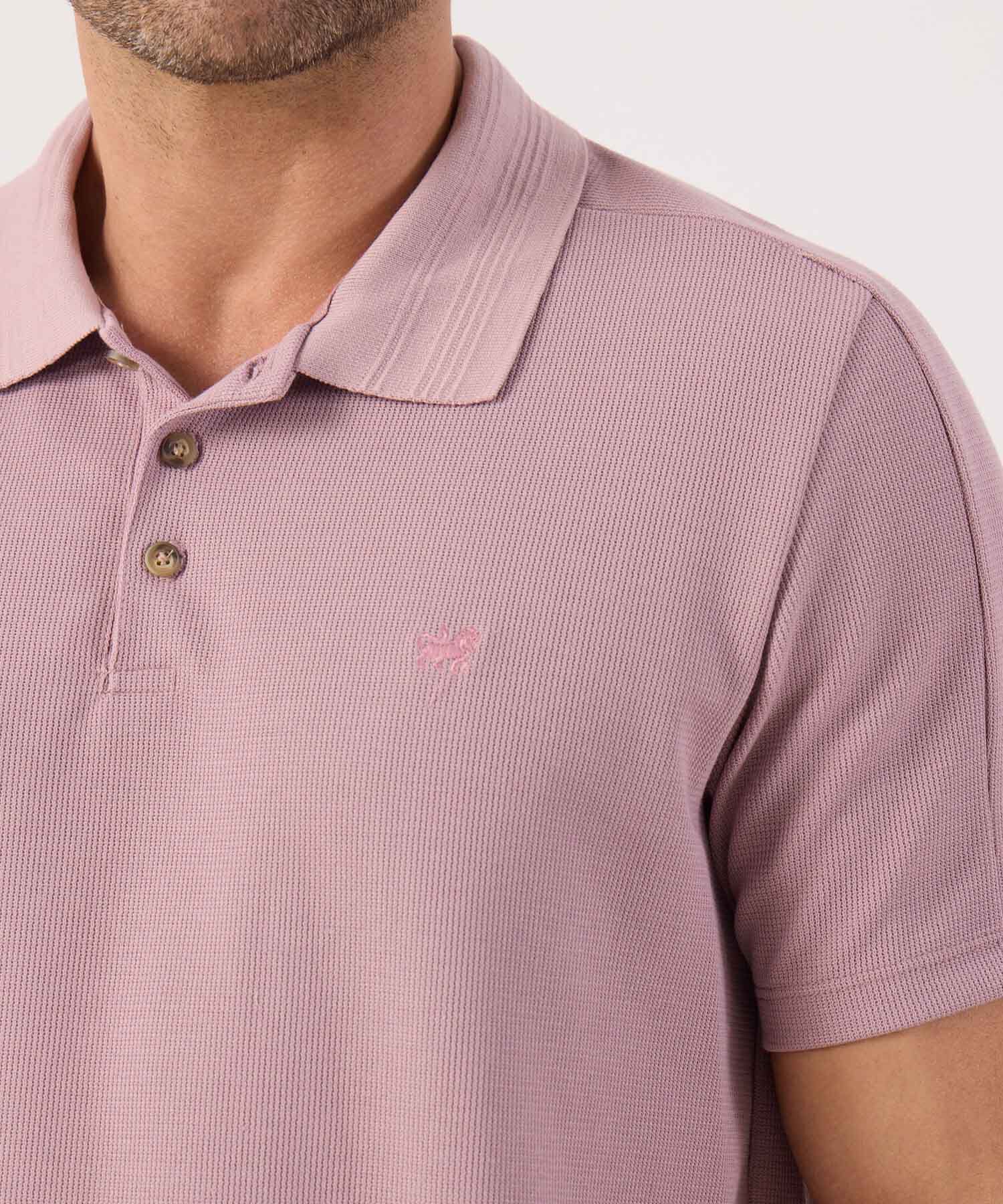 Polo Unicolor Con Textura En Cuello 