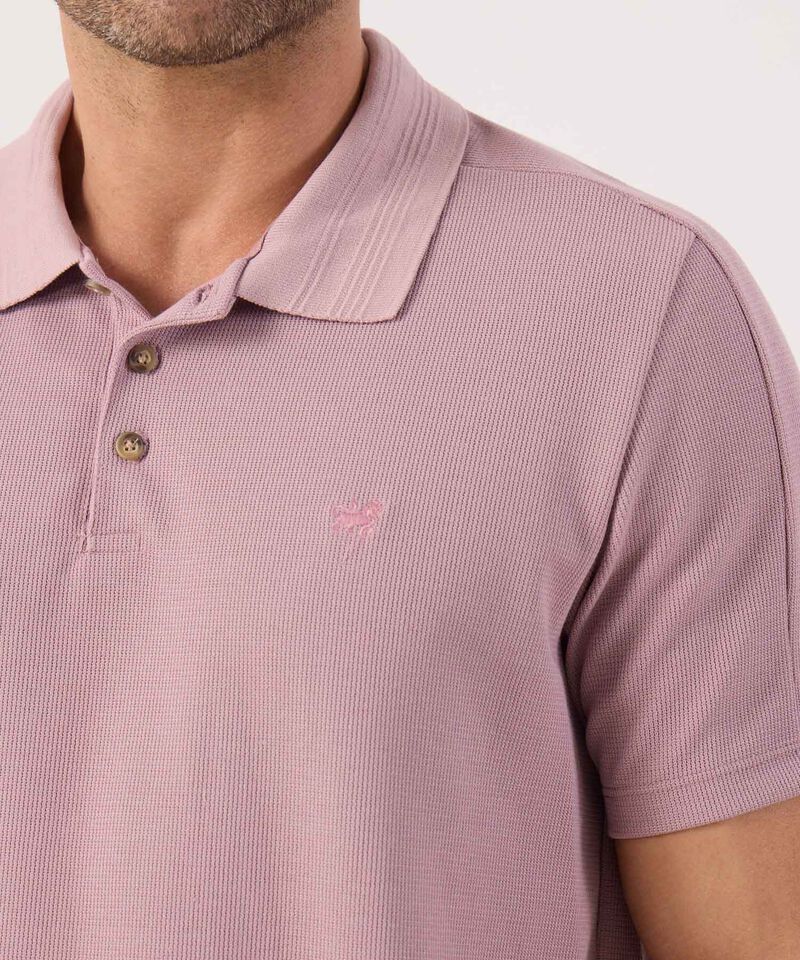 Polo Unicolor Con Textura En Cuello 