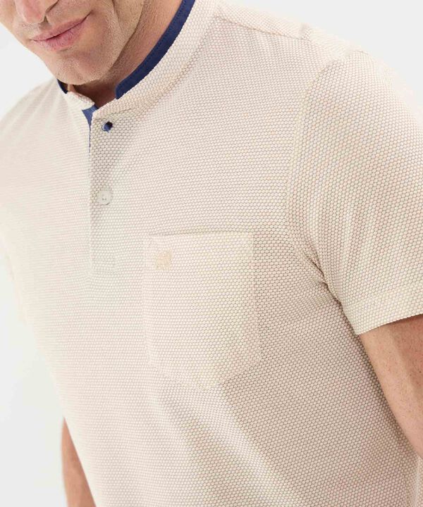 Polo Unicolor Con Textura Cuello Mao image number null