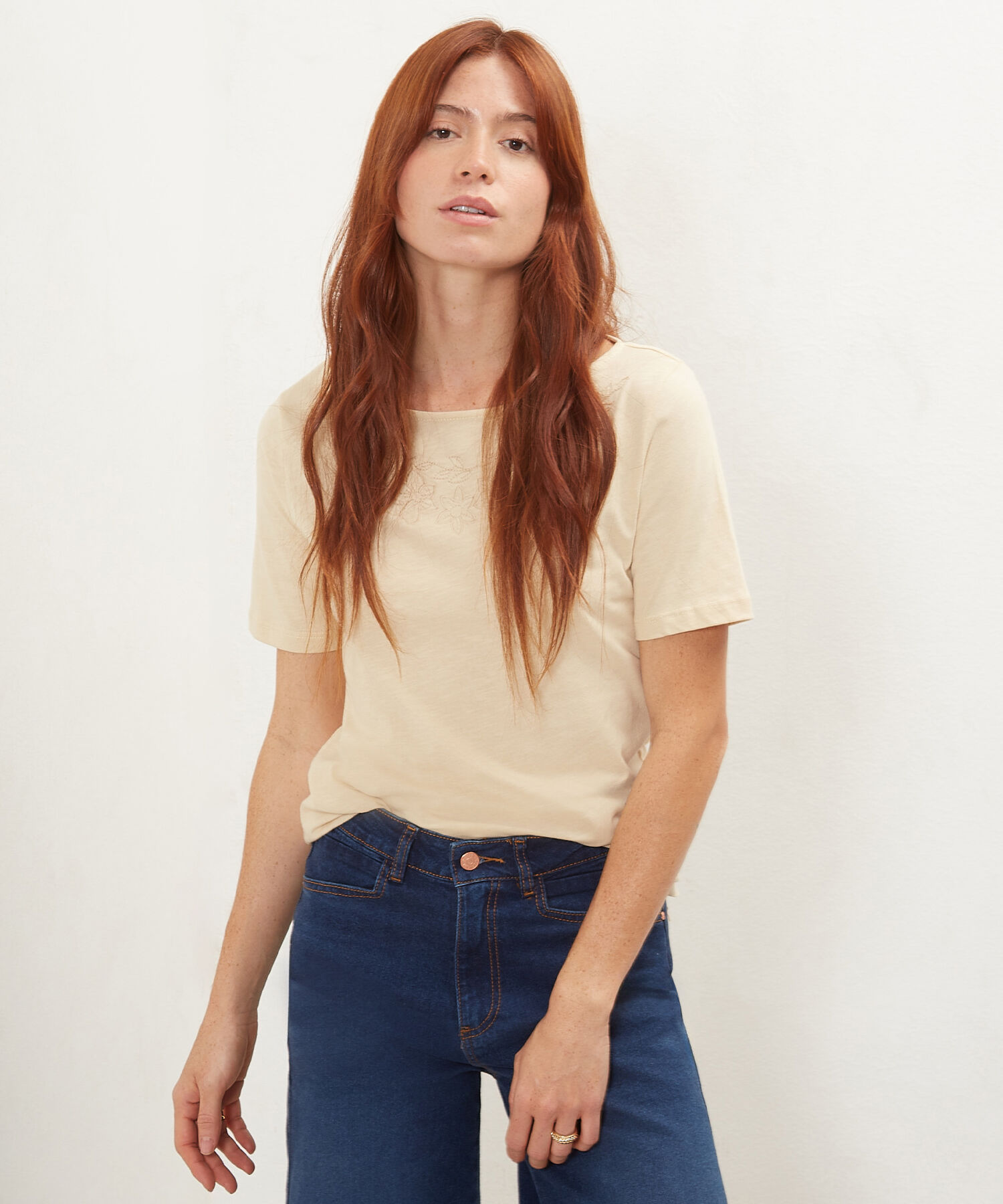 Camiseta Manga Corta Unicolor, Escote Redondo Con Bordado En Delantero, Trópico Floral