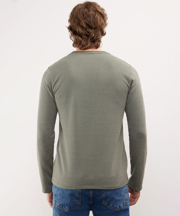 Camiseta Unicolor Manga Larga, Cuello Henley Con Botonadura, Jardin Grunge Linea Moda