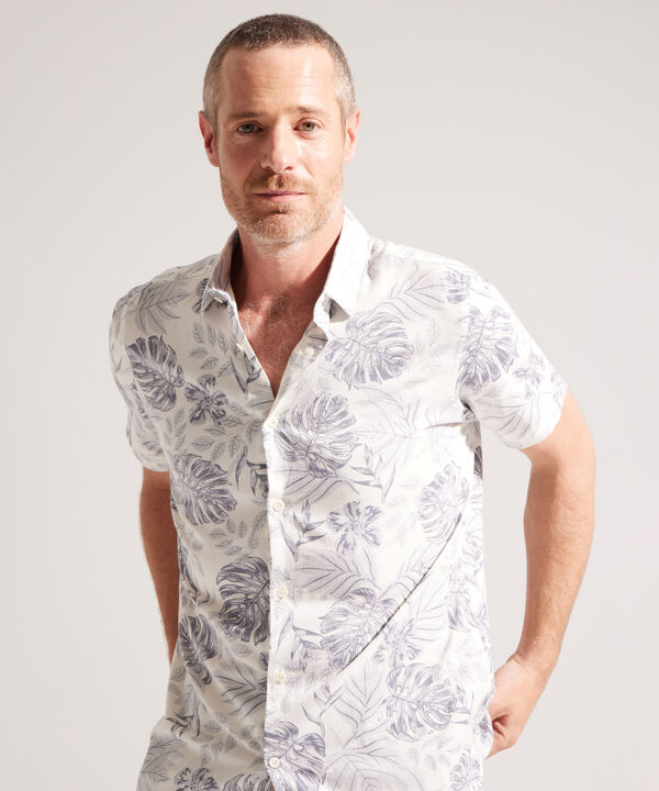 Camisa con Estampado Tropical de Hojas