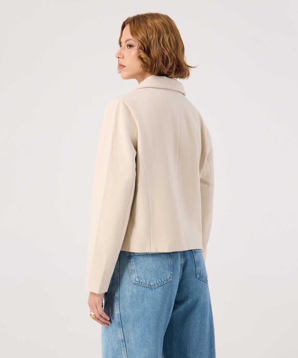 Chaqueta unicolor con bolsillos 