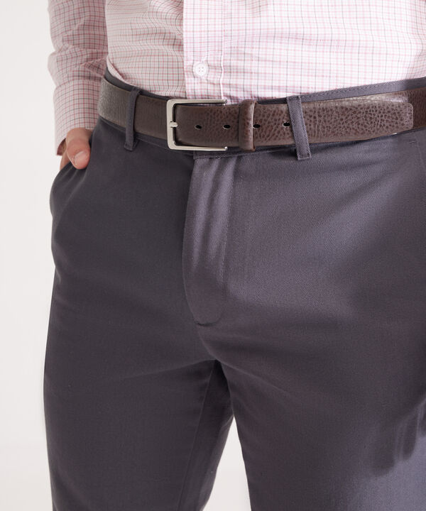 Pantalon Chino Unicolor Con Bolsillos Laterales, Ribetes Traseros Y Silueta Regular