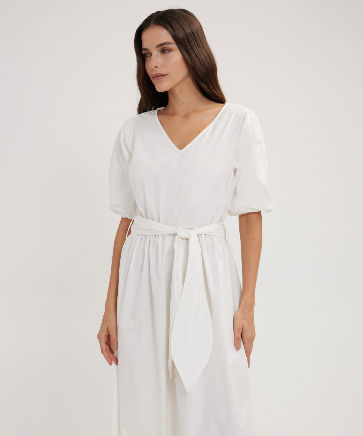Vestido Unicolor Con Bordado