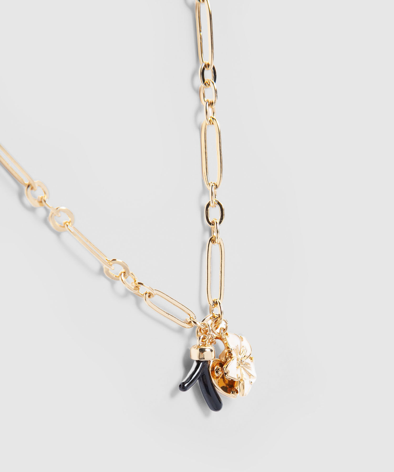 Collar Dorado con Dijes