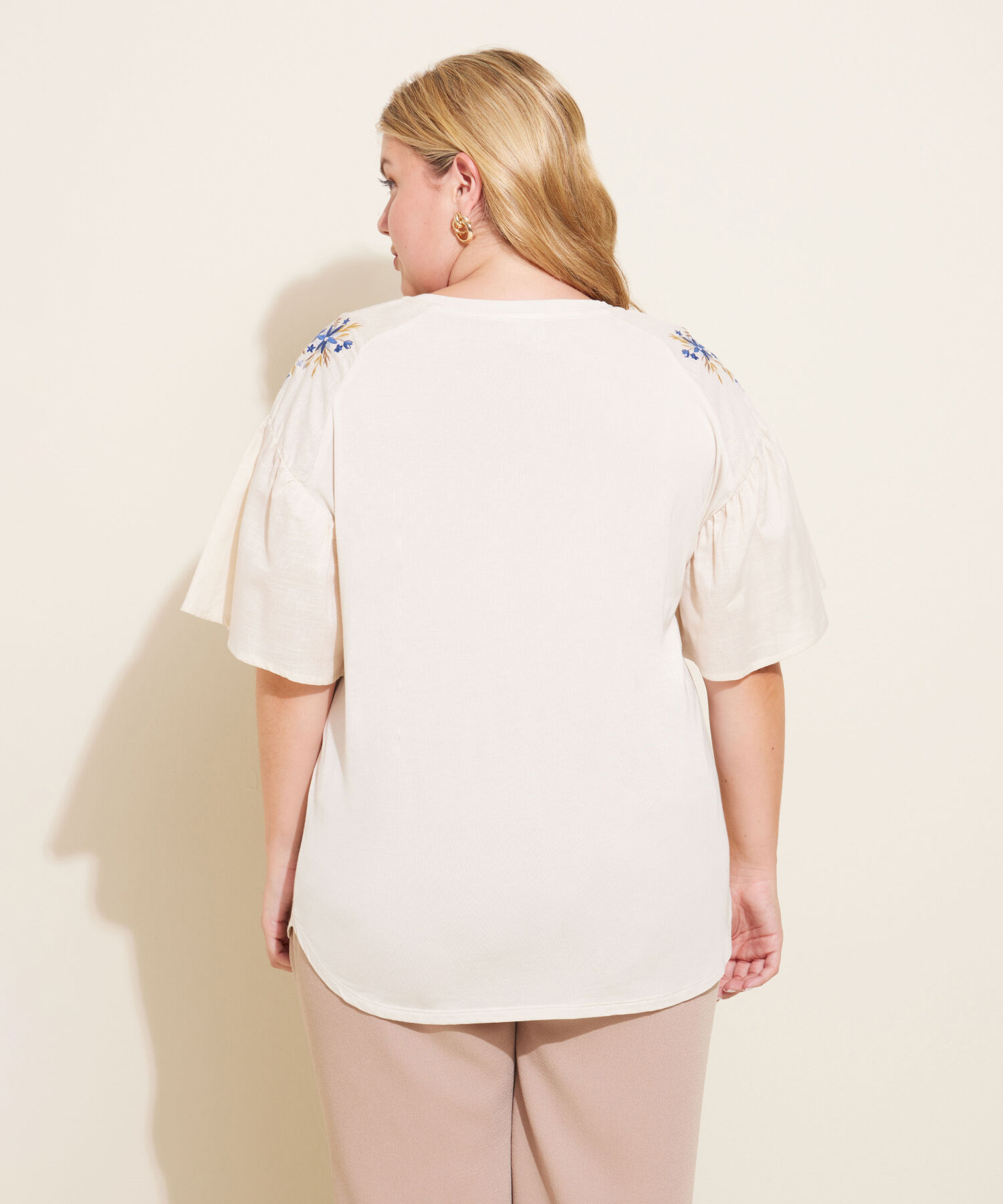 Camiseta Unicolor Cuello Redondo, Manga Corta Con Vuelo