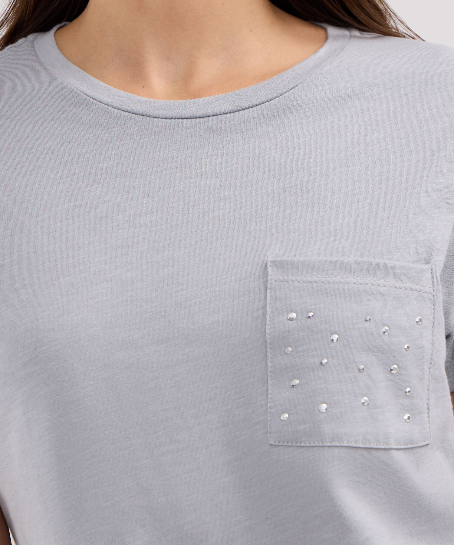 Camiseta Manga Corta Unicolor, Cuello Redondo, Bolsillo Con Pedreria