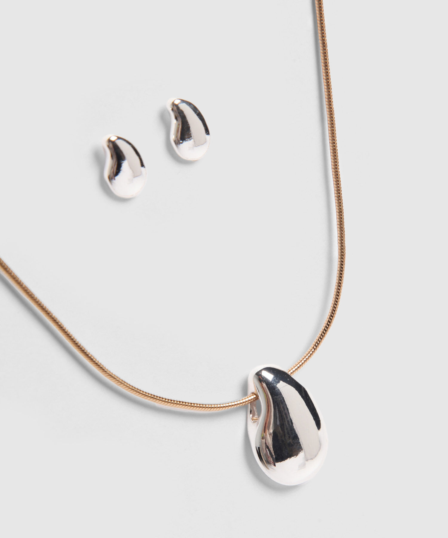 Set Bicolor Con Collar Y Aretes En Forma Orgánica 