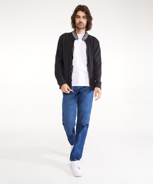Buzo Abierto Tipo Bomber, Cuello Nerú, Bolsillos Ribete Laterales, Puños Tejidos Y Detalles En Hombros image number null