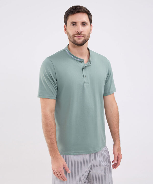 Conjunto de Pijama manga corta cuello henley con vena en contraste y pantaloneta preteñida para hombre image number null