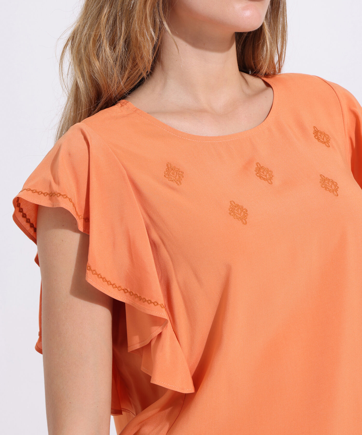 Blusa Manga Corta Con Bordado En Frente Superior