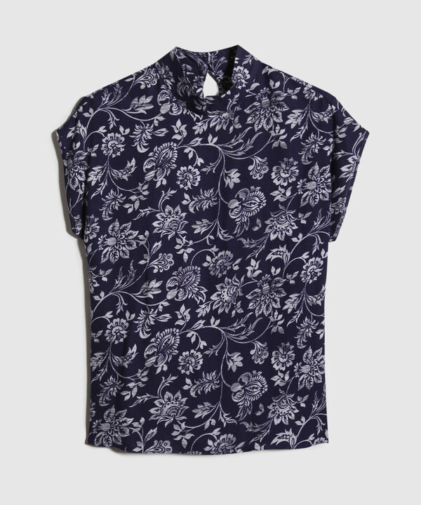 Blusa Estampada, Manga Corta, Cuello Alto, Silueta Fluida