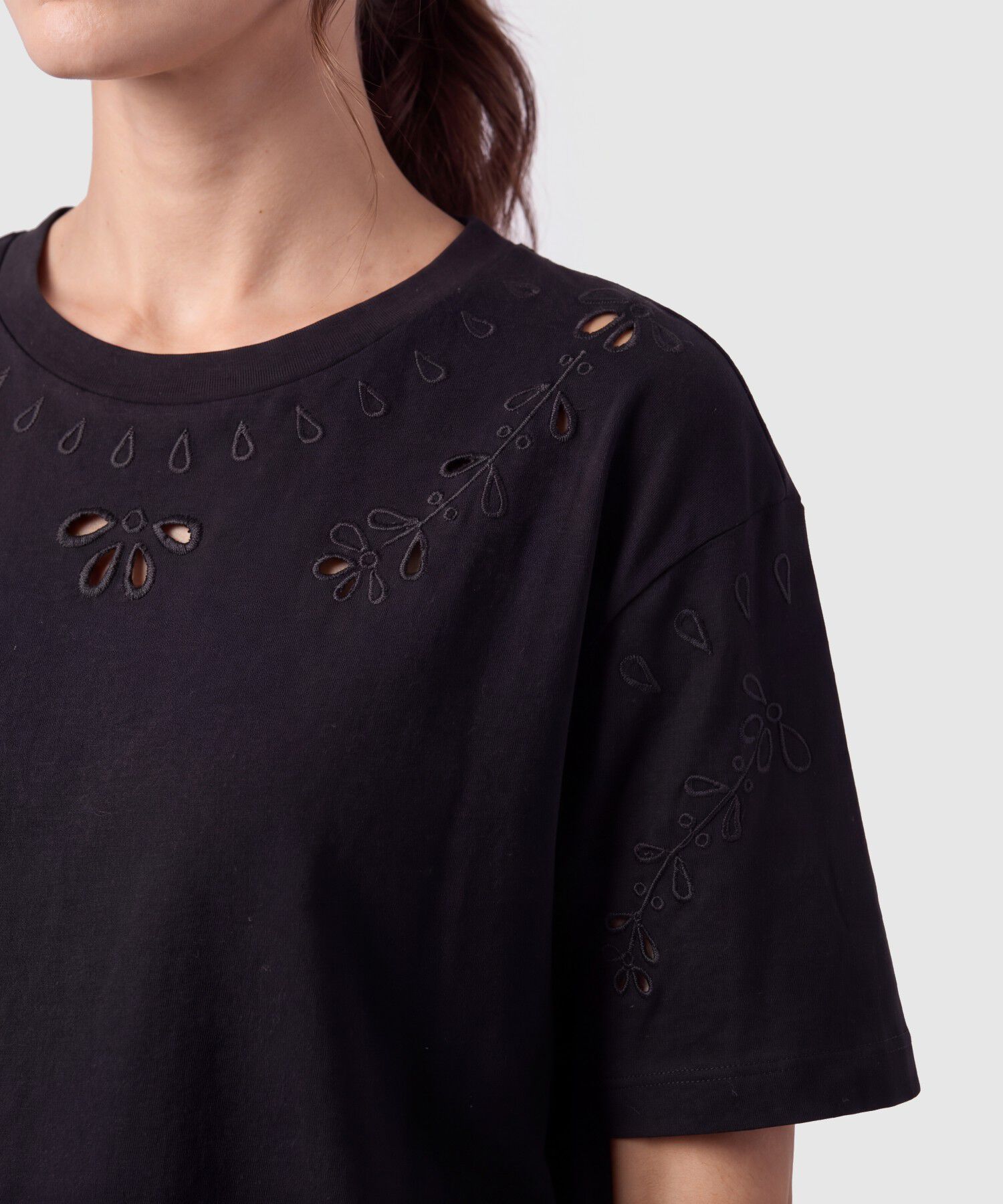 Camiseta Con Bordado Calado Para Mujer