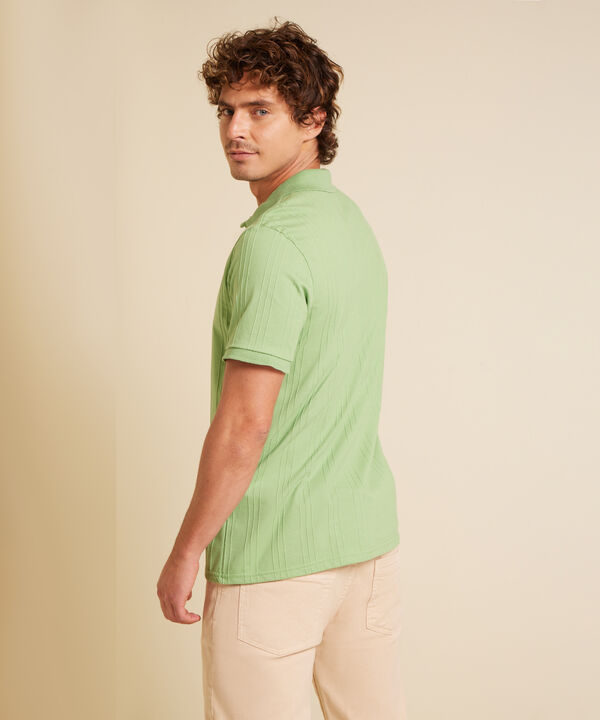 Polo Unicolor Con Textura Cuello Y Pu&ntilde;os Tejidos Sin Bolsillo Con Silueta Regular Fit