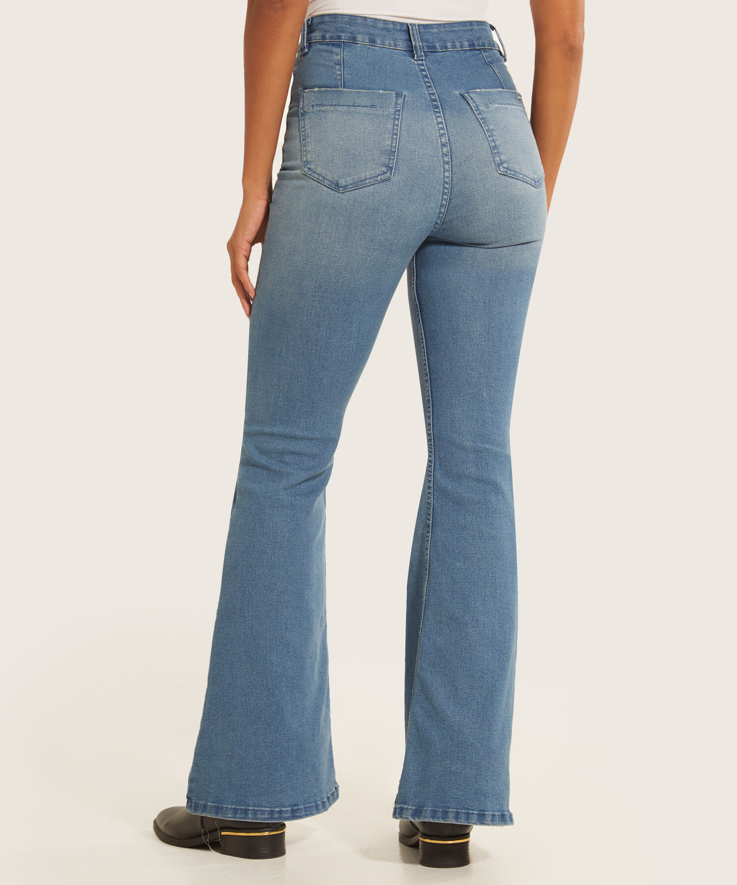 Jean Tipo Flare con Bolsillos de Parche