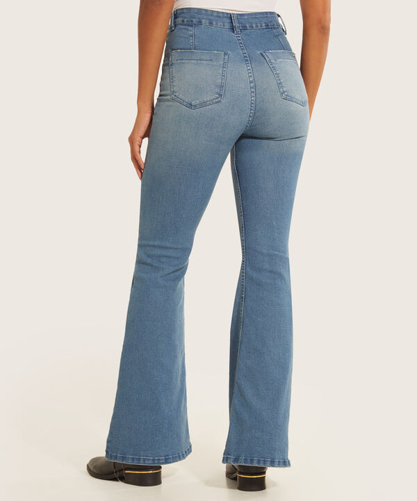 Jean Tipo Flare con Bolsillos de Parche