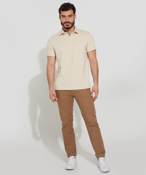 Polo Unicolor Textura, Cuello Maquina Duro Con Bolsillo Y Silueta Slim Fit