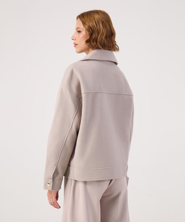 Chaqueta unicolor con bolsillos 