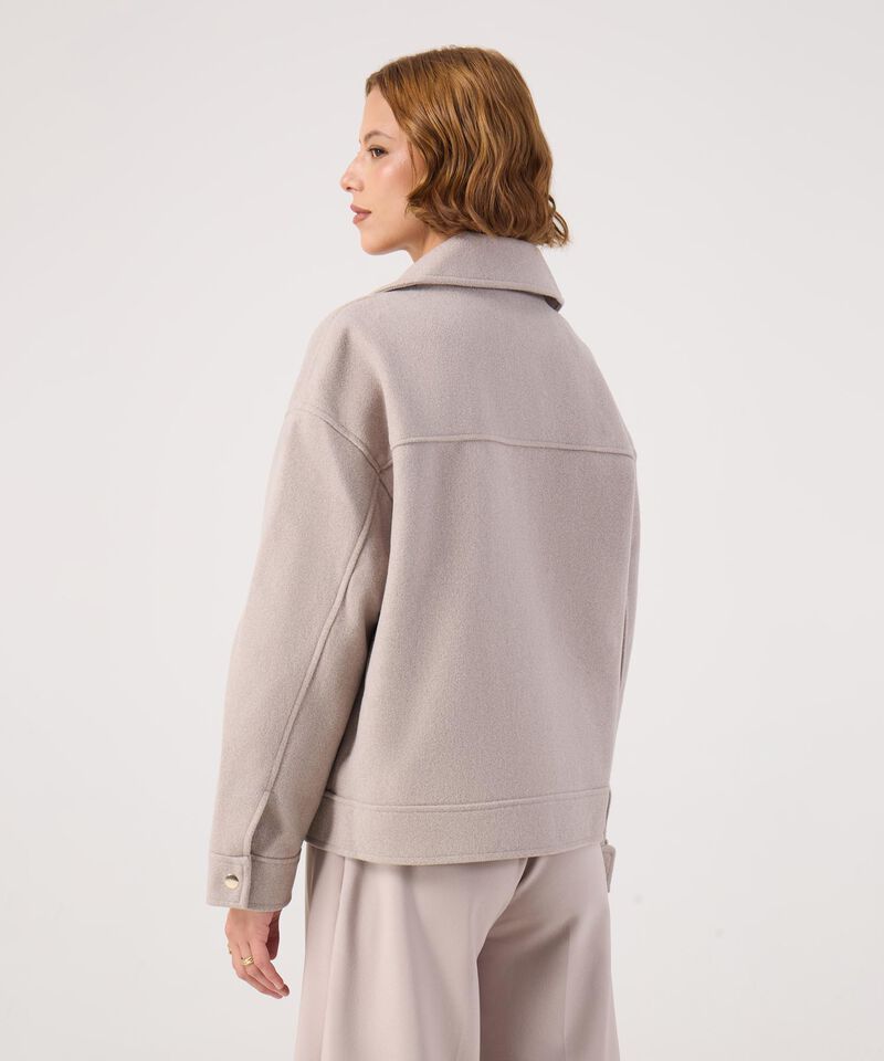 Chaqueta unicolor con bolsillos 