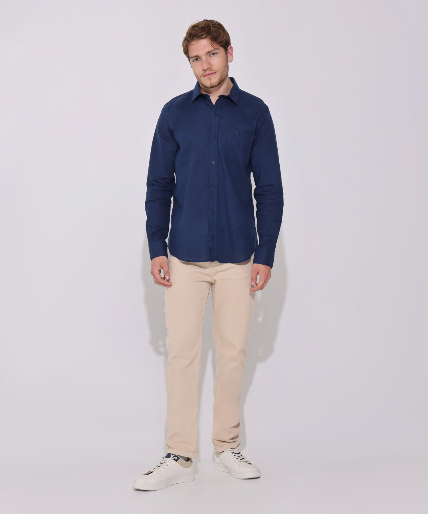 Camisa Unicolor Manga Larga Con Bolsillo Y Silueta Slim Fit