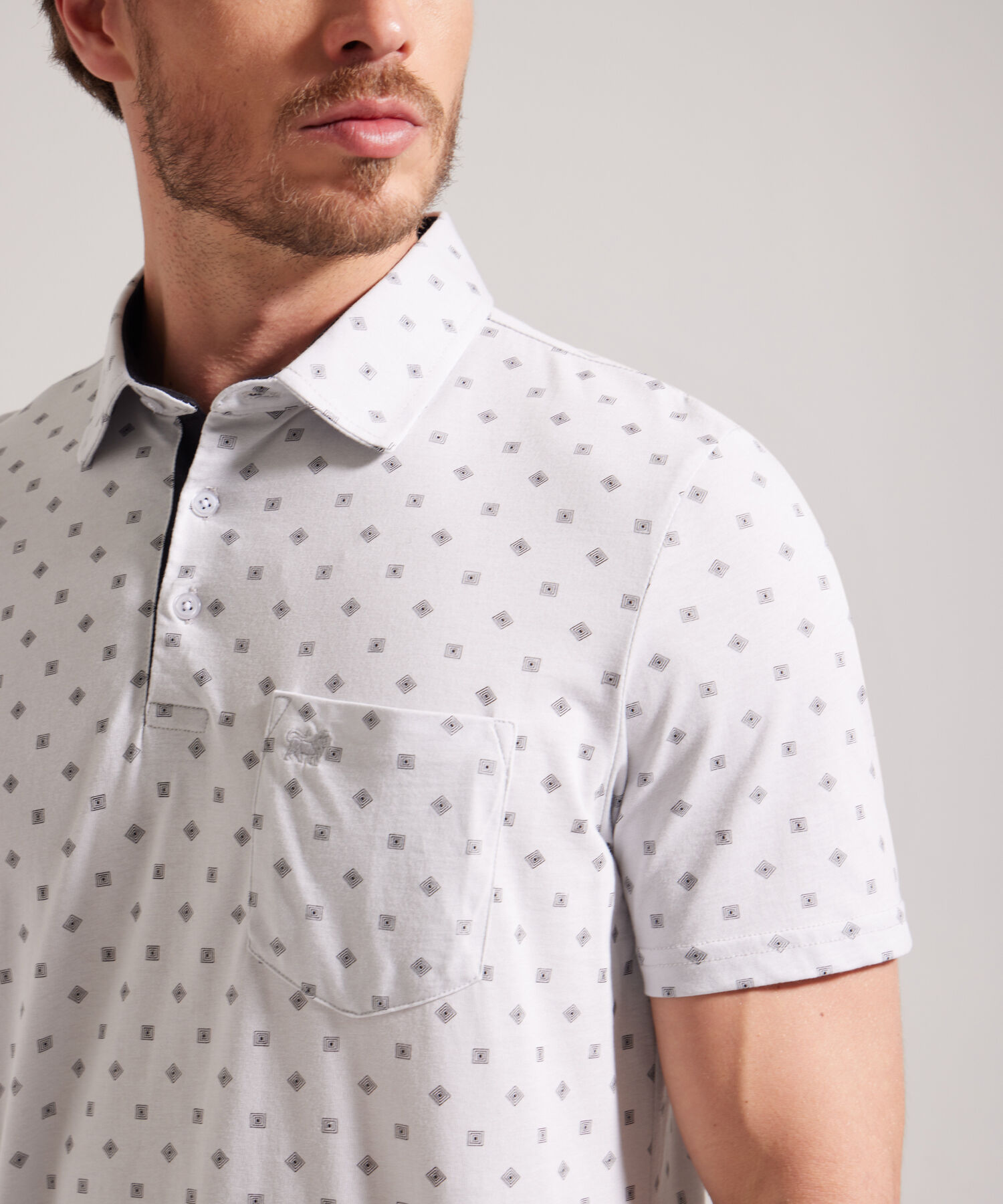 Polo Estampada, Cuello Duro, Manga Corta Con Bolsillo, Silueta Regular Fit