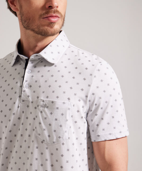 Polo Estampada, Cuello Duro, Manga Corta Con Bolsillo, Silueta Regular Fit