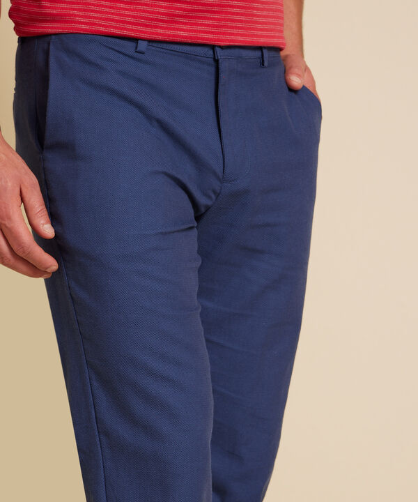 Pantalón Clásico Preteñido, Bota Recta Con Bolsillos Laterales Y Ribetes Traseros, Silueta Regular Fit