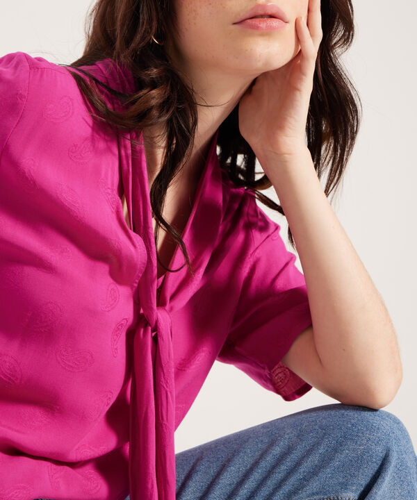 Blusa con Cuello Corbatero