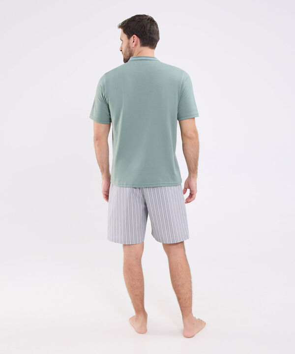 Conjunto de Pijama manga corta cuello henley con vena en contraste y pantaloneta preteñida para hombre