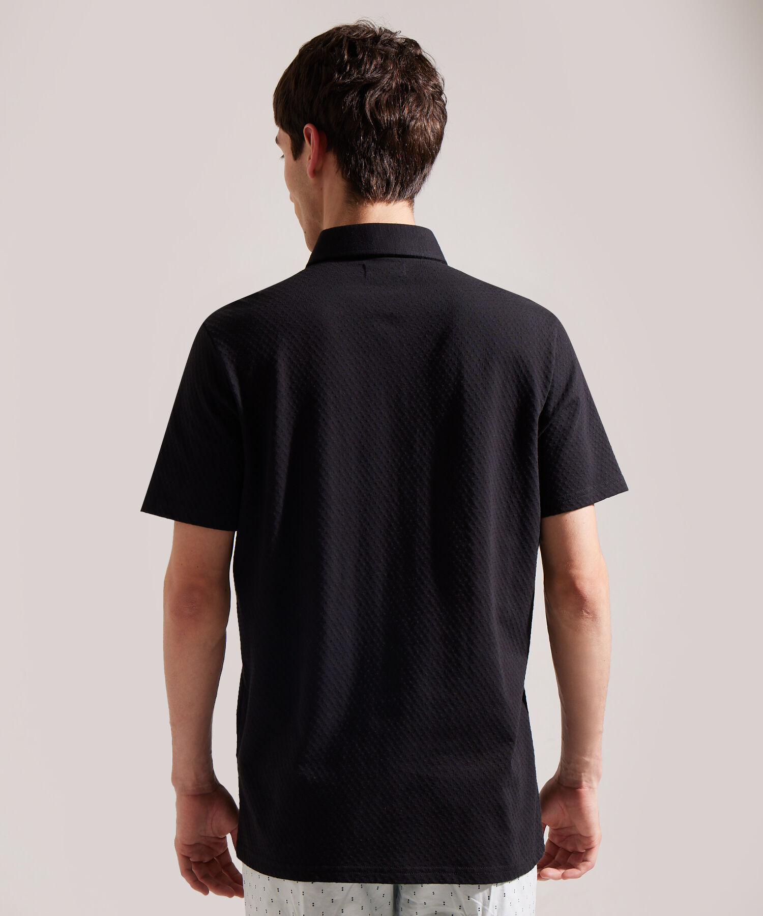 Polo Unicolor Textura Cuello Duro Con Bolsillo Y Silueta Regular Fit, Linea Moda Morocco