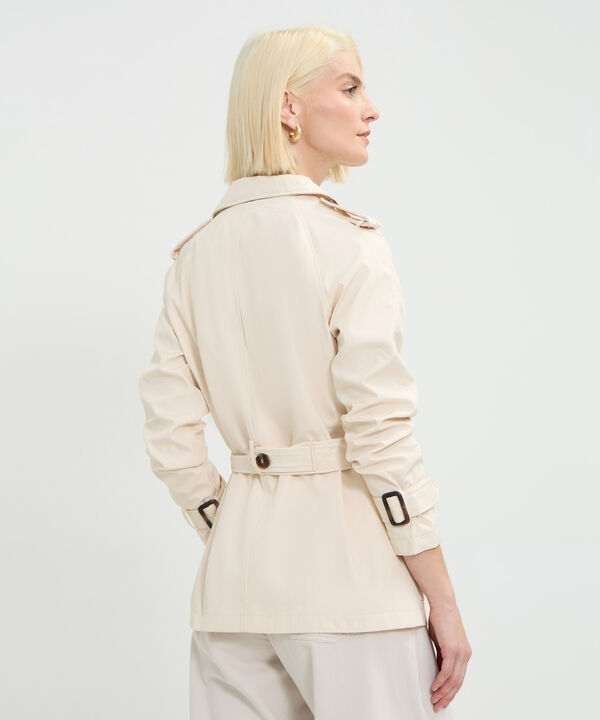 Chaqueta Tipo Trench Unicolor Con Cinturon