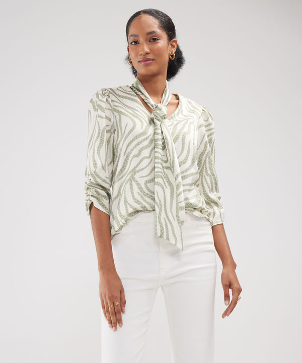 Blusa Estampada Con Cuello Removible