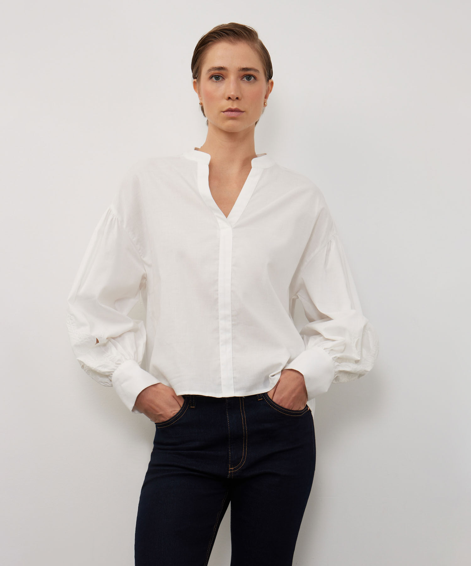 Blusa Con Bordado En Mangas