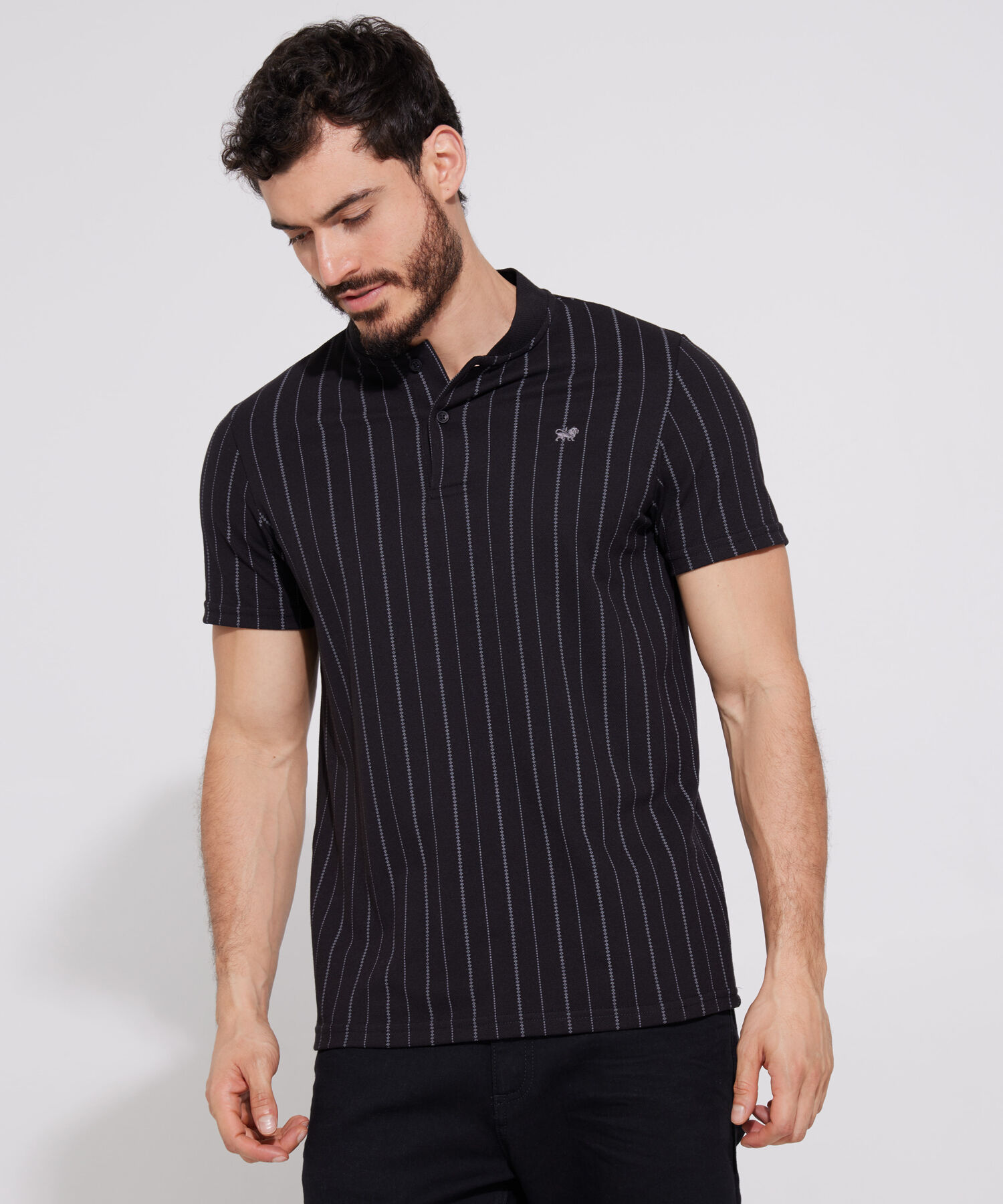 Polo Estampada, Cuello Mao Tejido Con Textura, Silueta Slim Fit