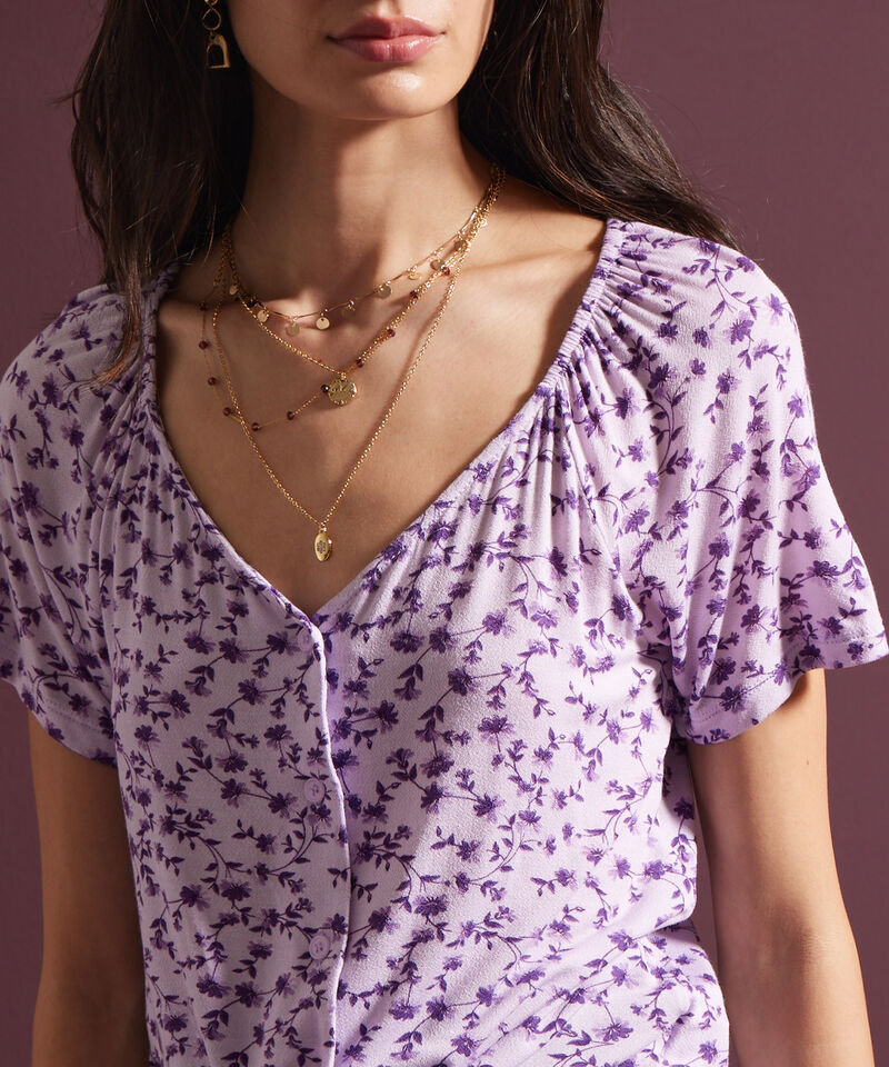 Camiseta Estampada Cuello V, Manga Corta Con Recogido Y Botonadura En Centro Frente