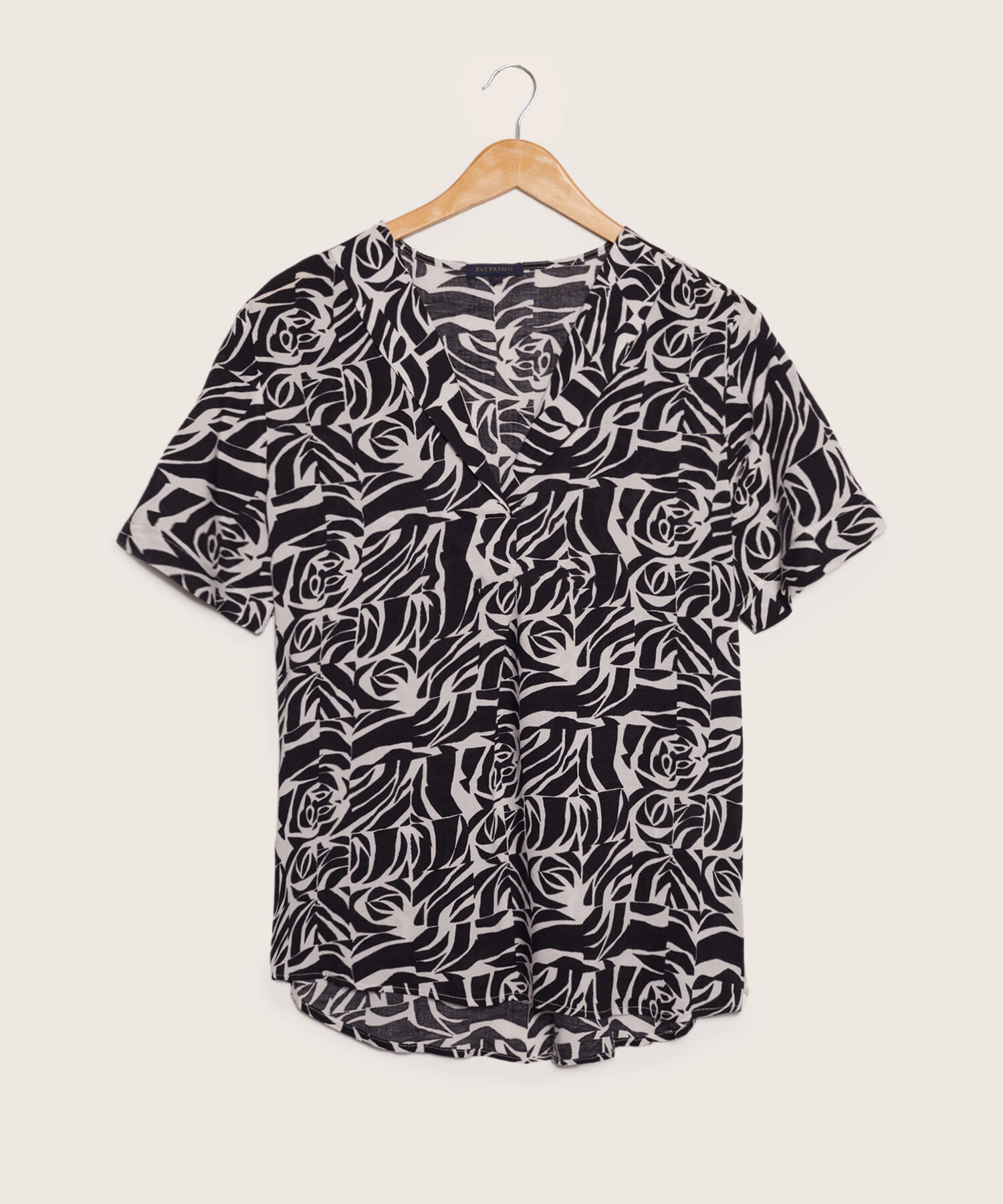 Blusa Estampada Manga Corta Cuello Smoking Corto, Cola De Pato Con Silueta Fluida