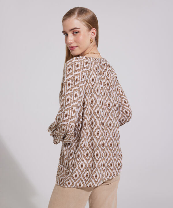 Blusa Estampada Cuello Nerú, Manga Rangland 3/4 Bombacha Con Recogido En Cuello Y Botonadura En Frente