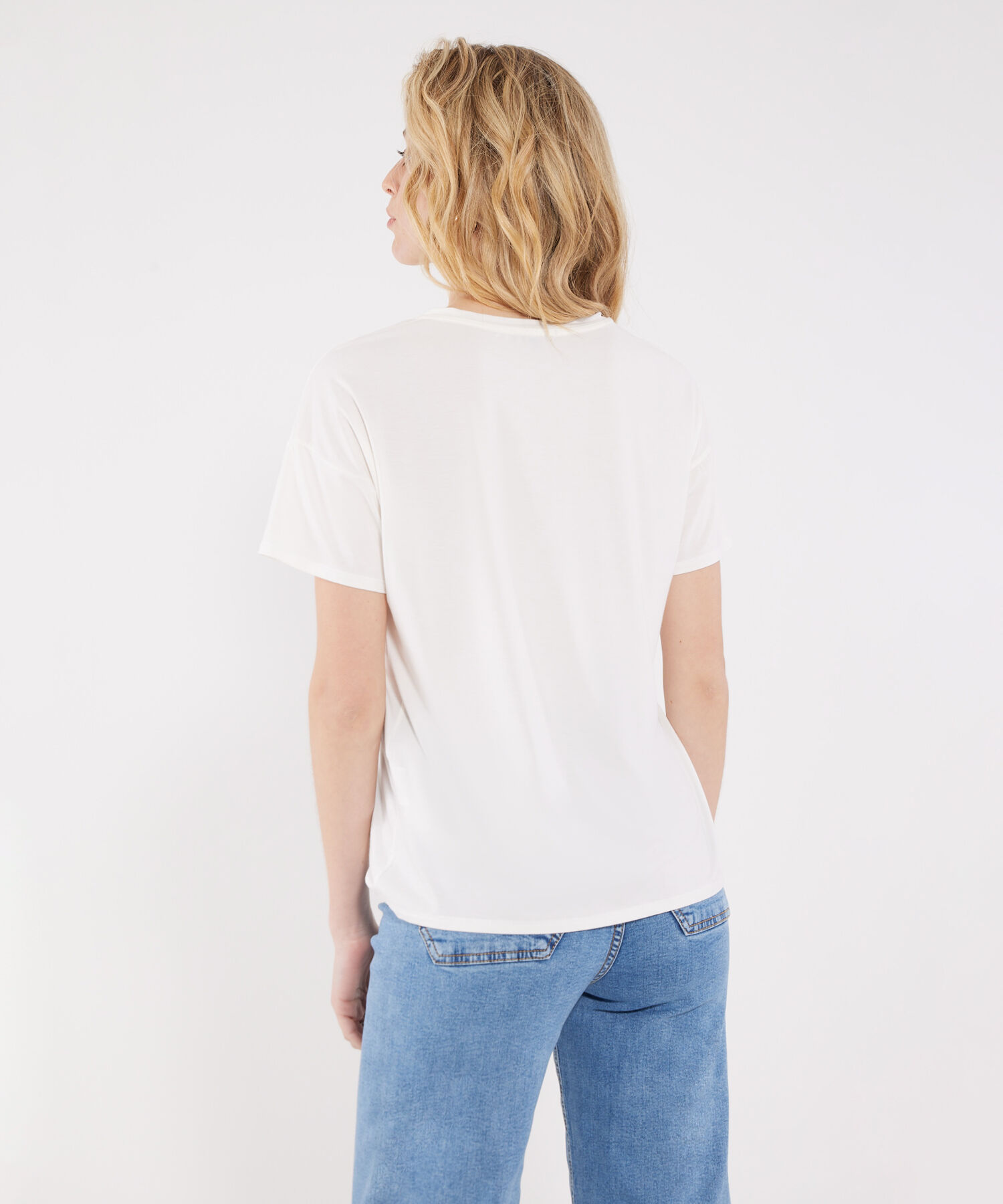 Camiseta Manga Corta Unicolor Con Pedreria En Frente