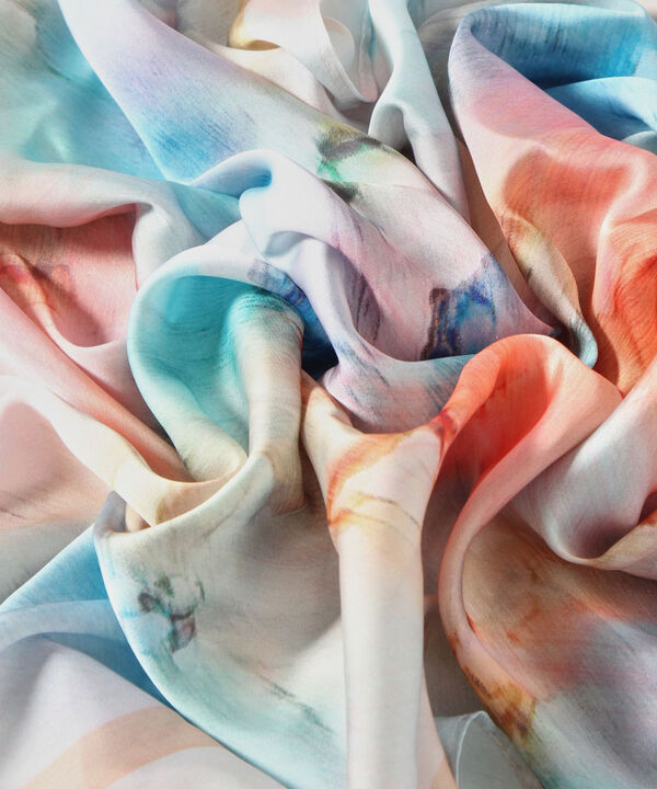 Pañoleta Satinada Motivo Floral 70