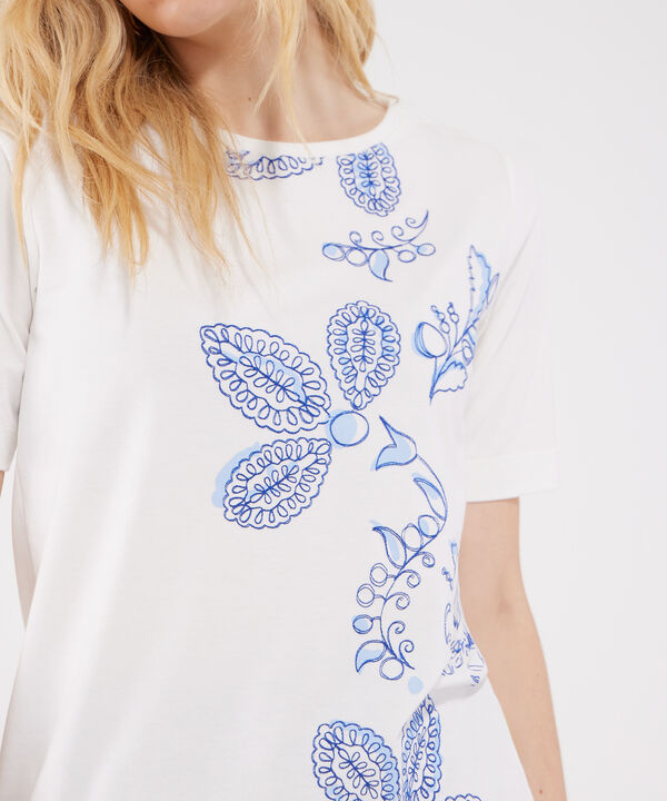Camiseta Manga Corta Con Bordado Y Screen En Frente