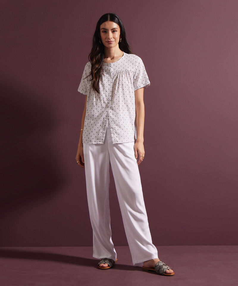 Blusa Estampada Cuello Redondo, Manga Corta Con Guardapolvo, Botonadura Y Recogido En Frente
