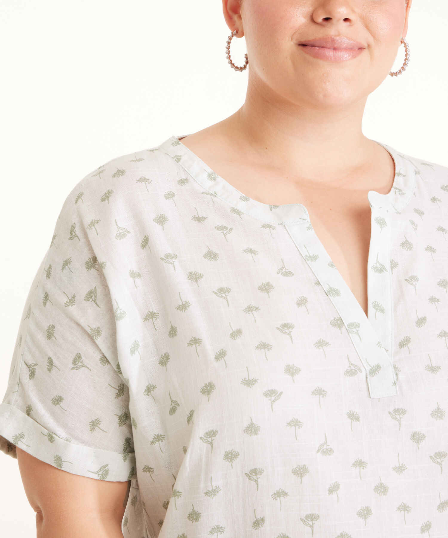 Blusa Estampada Manga Corta Con Guardapolvo, Cuello Redondo, Cuello En V Y Corte En Espalda Con Recogido Leve