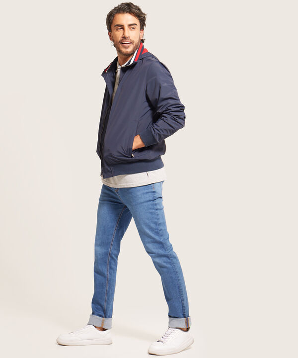 Chaqueta Casual Con Capota Y Puños Y Fajón Tejido
