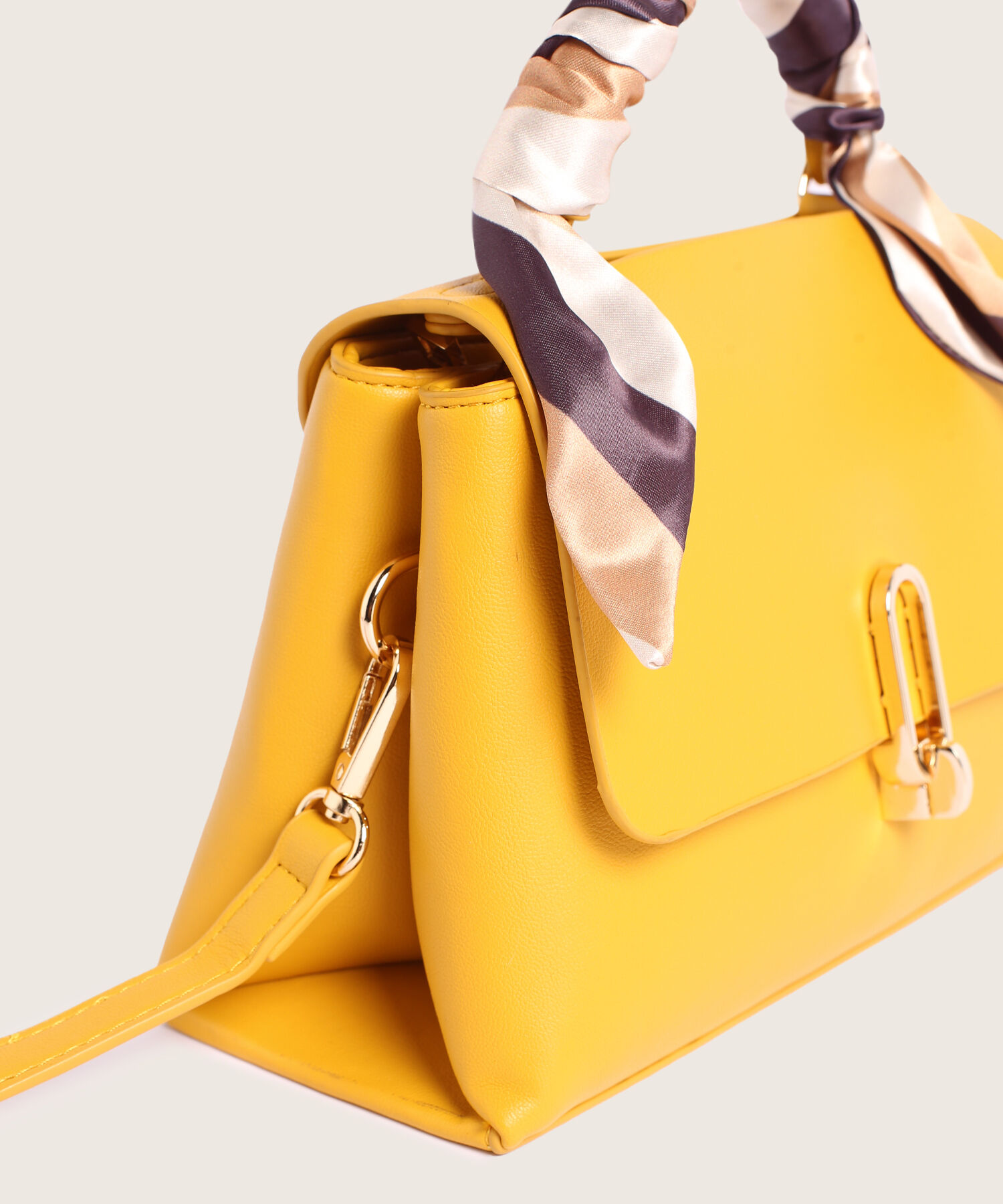 Bolso Con Pañuelo En Manija