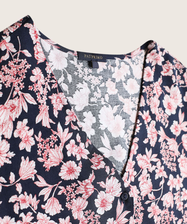 Blusa botones cuello v estampado