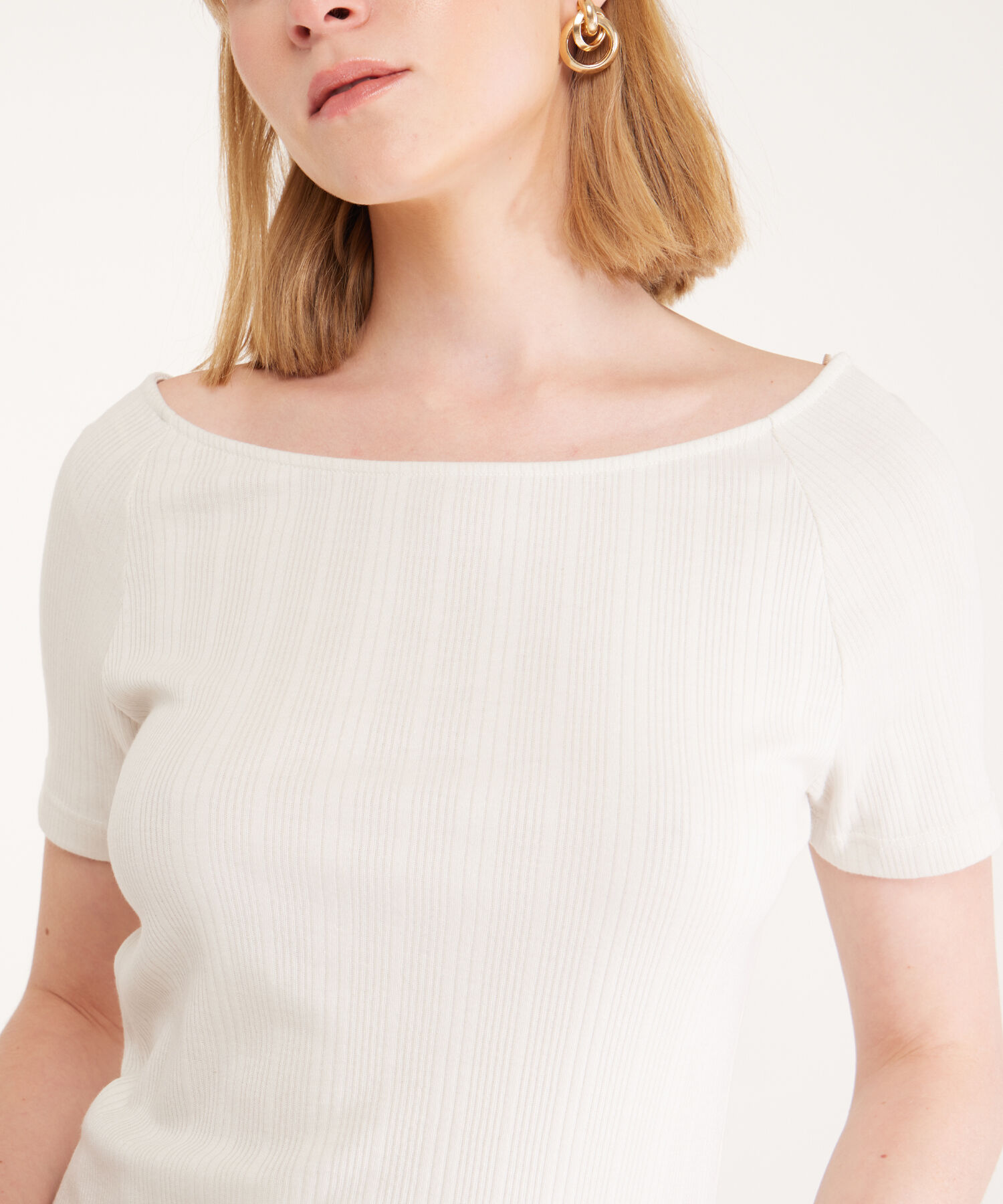 Camiseta Unicolor Manga Corta Con Cuello Bandeja. Textura En Rib